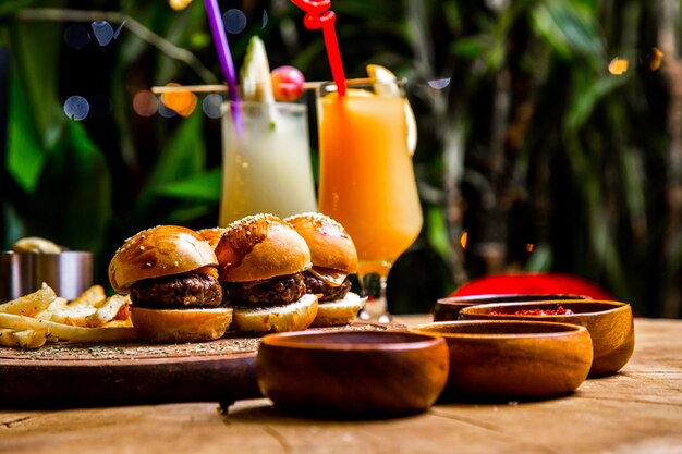 Mini burgers frites françaises épices cocktails vue latérale