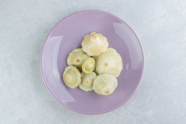 Mini courgettes marinées dans une assiette