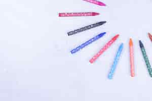 Photo gratuite mini crayons multicolores pour la peinture et la coloration