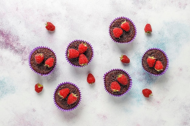 Mini cupcakes au chocolat aux framboises.