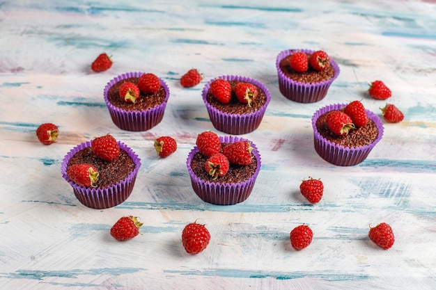 Mini cupcakes soufflés au chocolat et framboises.