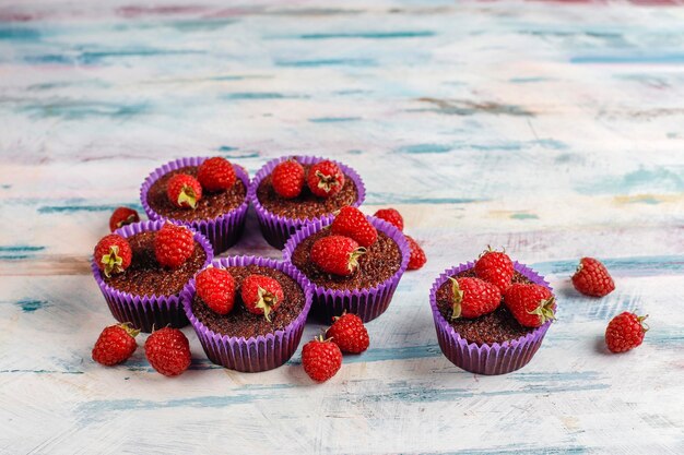 Mini cupcakes soufflés au chocolat et framboises.