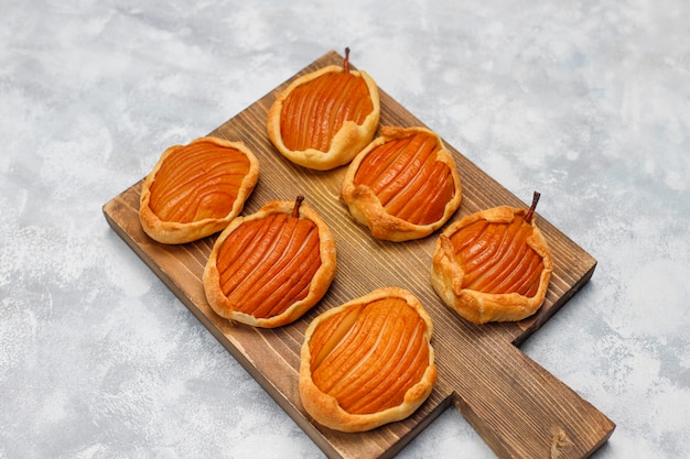 Photo gratuite mini-galettes de poires sur béton, vue de dessus