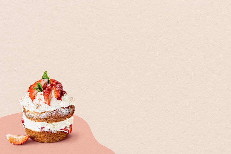 Photo gratuit mini gâteau à la fraise fait maison à l'arrière-plan beige
