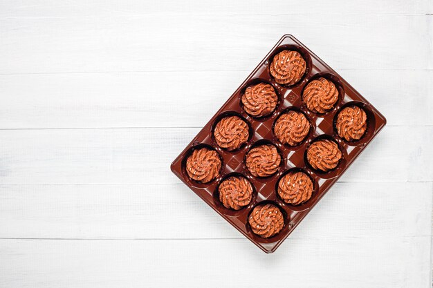 Mini gâteaux aux truffes avec des gouttes de chocolat et de la poudre de cacao, vue de dessus