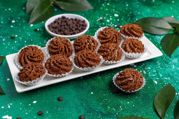 Mini gâteaux aux truffes avec des gouttes de chocolat et de la poudre de cacao