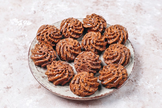 Mini gâteaux aux truffes avec des gouttes de chocolat et de la poudre de cacao