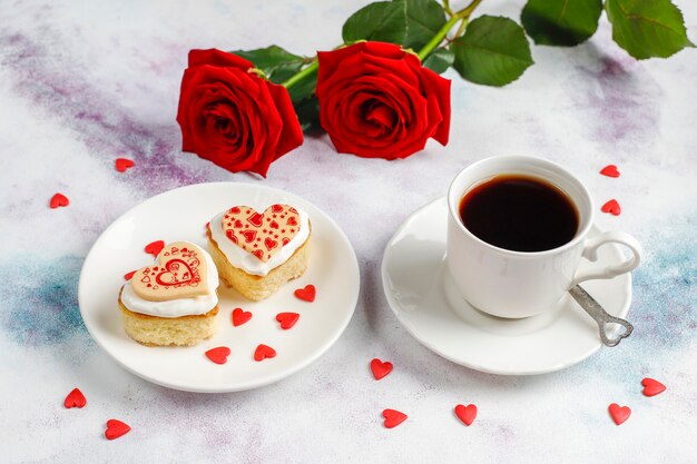 Mini gâteaux en forme de coeur pour la Saint-Valentin.