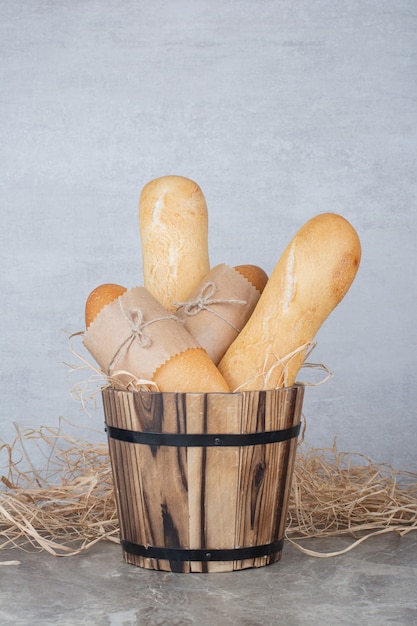 Photo gratuite mini pain avec baguette française sur surface en marbre