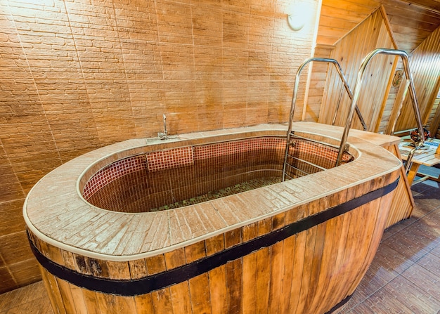 Mini piscine intérieure en bois avec une poignée en métal