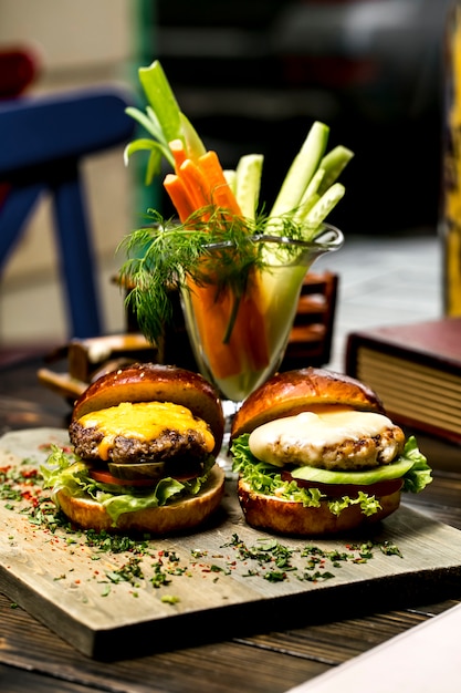 Mini poulet et viande burger concombre laitue tomate carotte fromage vue latérale