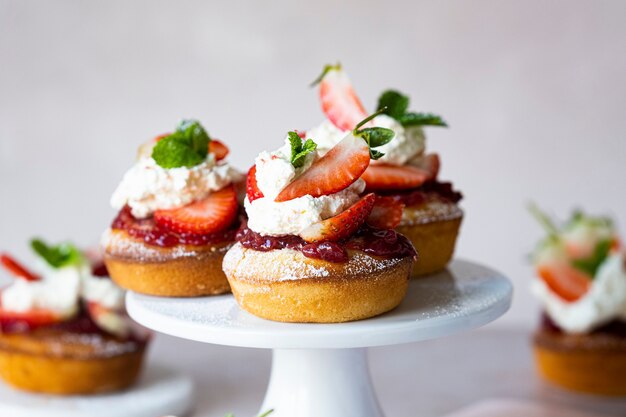 Mini shortcakes aux fraises mignons sur un support