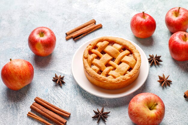 Mini tarte aux pommes maison à la cannelle.