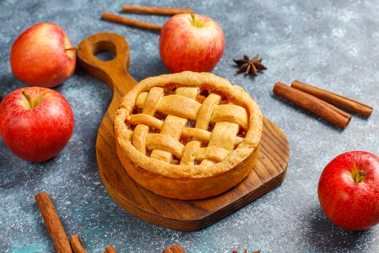 Photo gratuit mini tarte aux pommes maison à la cannelle.