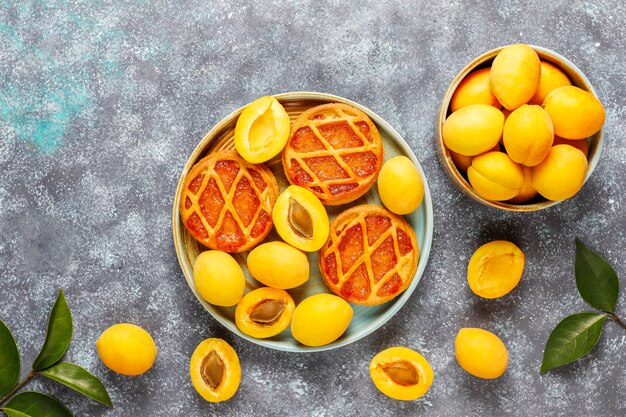 Mini Tartes Aux Abricots Rustiques Maison Avec Des Fruits Frais à L'abricot