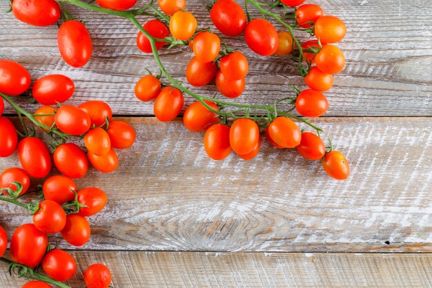 Mini tomates à plat sur une table en bois