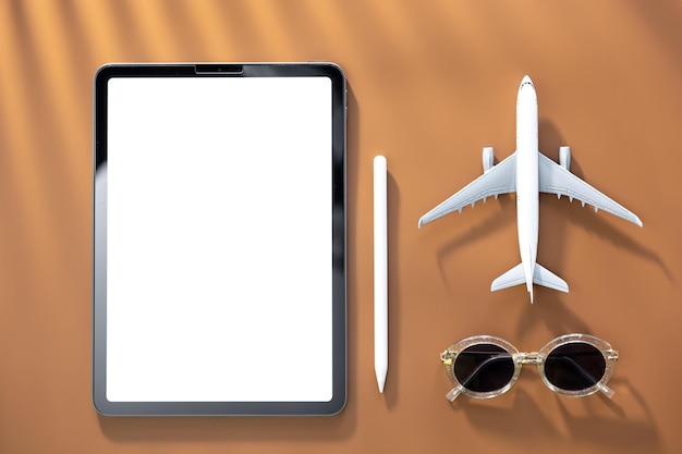 Photo gratuite miniature d'avion de tablette et lunettes de soleil vue de dessus espace de copie