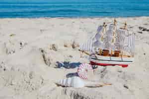 Photo gratuite miniature de bateau sur plage tropicale