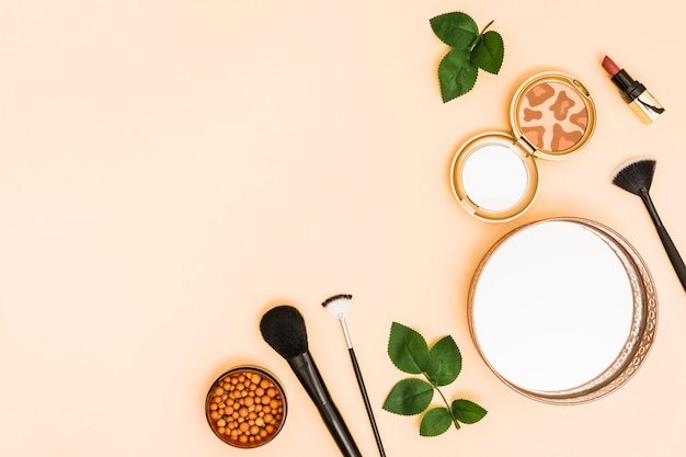 Miroir; boule de poudre de visage; poudre compacte avec du rouge à lèvres et des pinceaux de maquillage