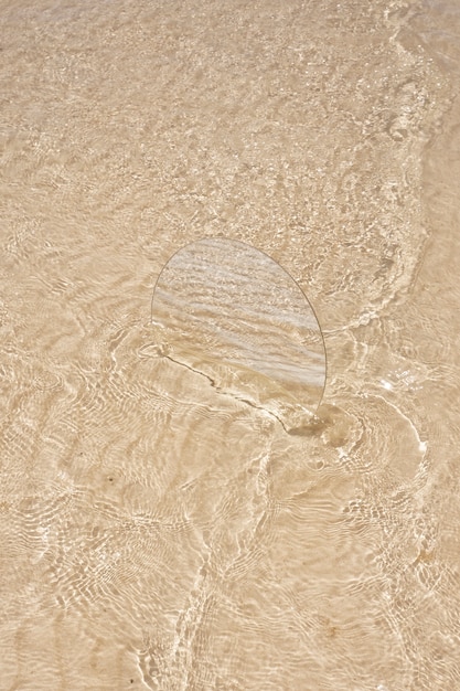 Miroir rond en verre à la plage reflétant le paysage