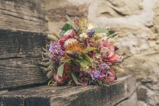 Mise au point sélective d'un beau petit bouquet de fleurs sur une surface en bois