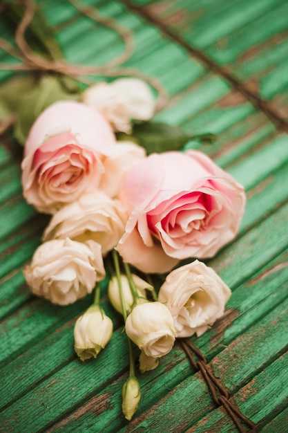 Photo gratuite mise au point sélective de bouquet de fleurs sur fond en bois patiné vert