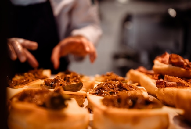 Mise au point sélective de chefs préparant des sandwichs dans la cuisine du café