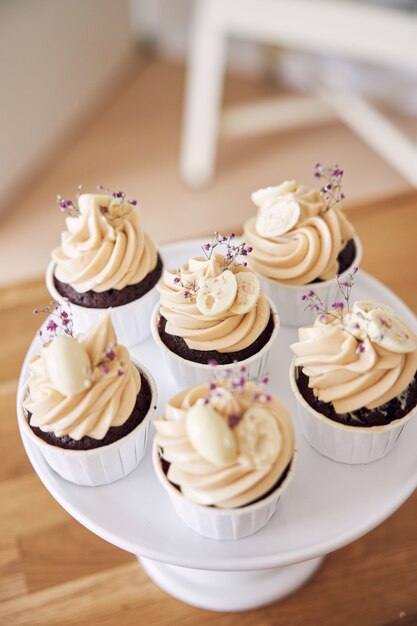 Mise au point sélective de délicieux cupcakes au chocolat avec garniture à la crème blanche