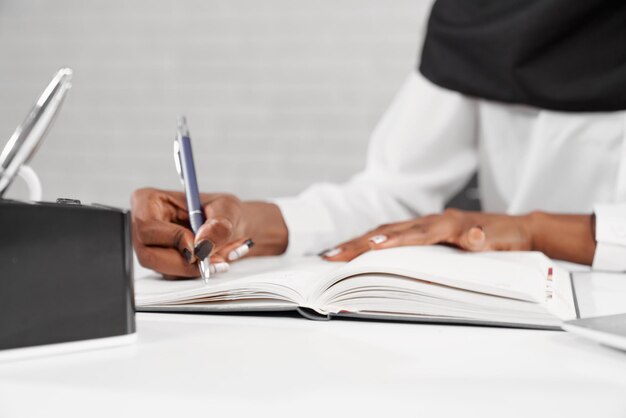 Mise au point sélective de l'écriture féminine dans un cahier