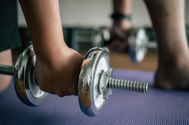 Mise au point sélective Gros plan de la main masculine soulevant un haltère pour faire de l'exercice pour un espace de copie sain