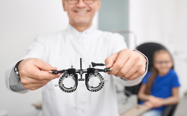 Mise au point sélective de lunettes spéciales pour vérifier la vue