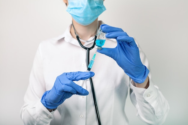 Mise au point sélective d'un médecin tenant une seringue avec vaccination