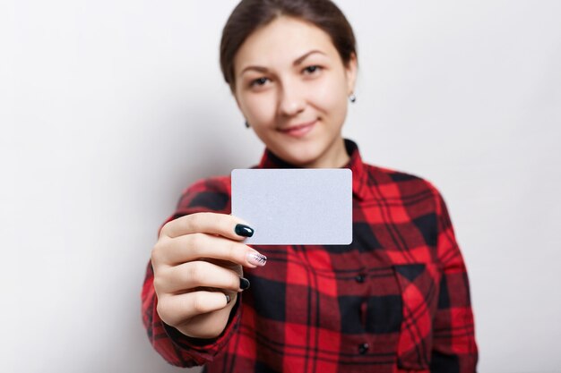 Mise au point sélective. Portrait de femme d'affaires en chemise rouge à carreaux