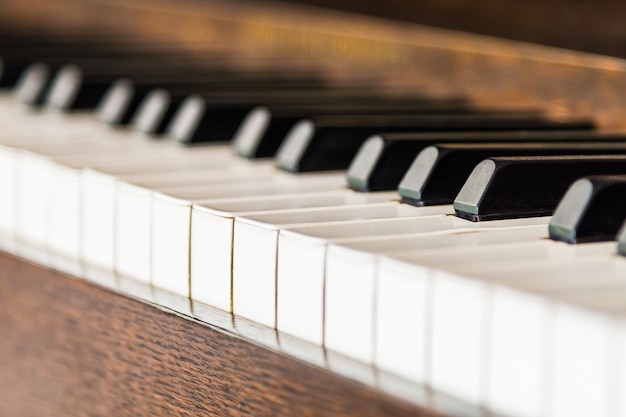 Mise au point sélective sur les touches du piano Vintage