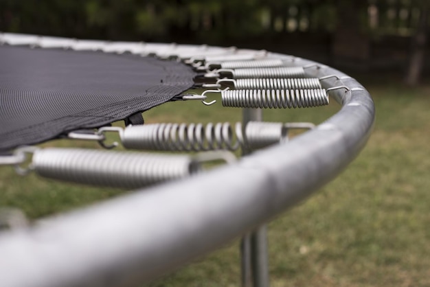 Photo gratuite mise au point sélective d'un trampoline dans le parc