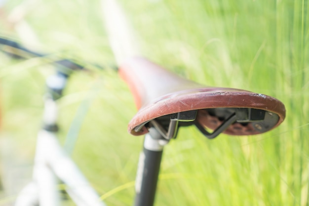 Photo gratuite mise au point sur le siège de la bicyclette