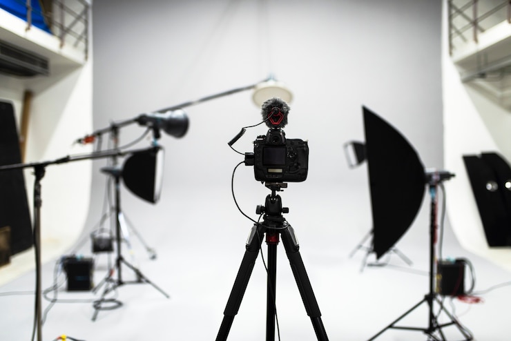Photo gratuit mise en place d'un tournage en studio