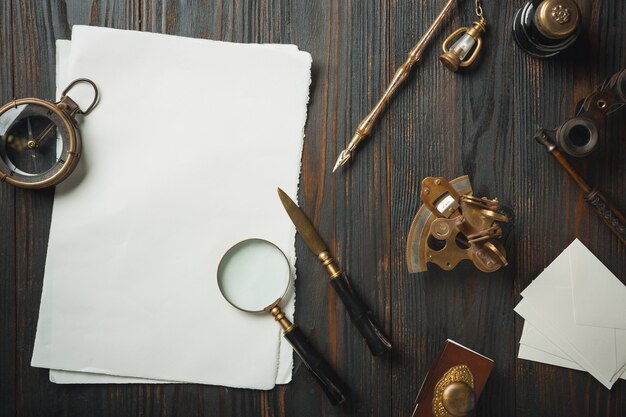 Mise à plat à l'ancienne avec des lettres d'accessoires d'écriture sur un mur en bois foncé