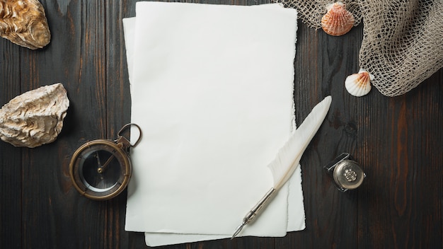 Mise à plat à l'ancienne avec des lettres écrivant des accessoires sur une table en bois foncé