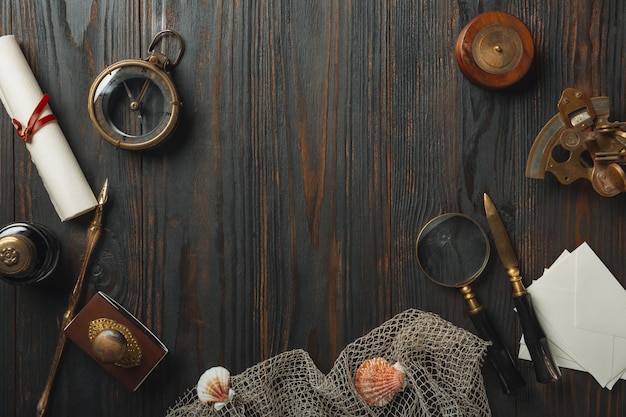 Photo gratuite mise à plat à l'ancienne avec des lettres écrivant des accessoires sur une table en bois foncé