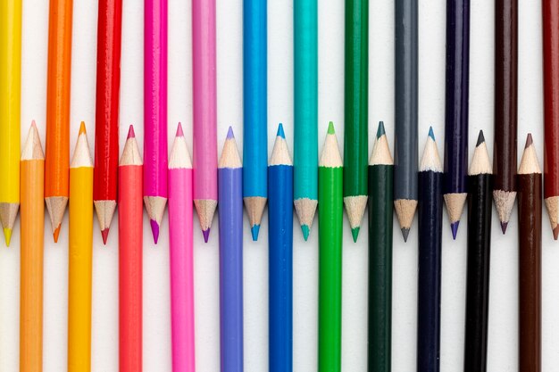 Mise à plat d'arrangement de crayons colorés