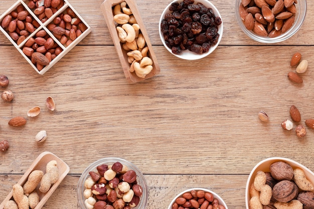 Photo gratuite mise à plat de l'arrangement des écrous sur la table en bois