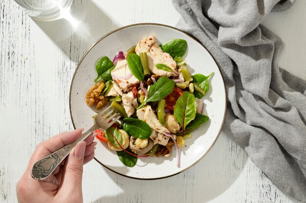 Mise à plat de l'assiette avec des aliments diététiques céto et une fourchette