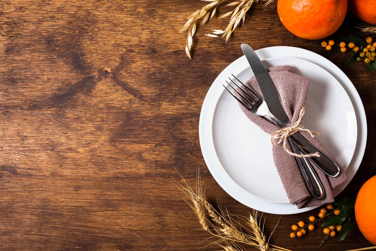 Photo gratuit mise à plat des assiettes pour le dîner de thanksgiving avec espace de copie et couverts