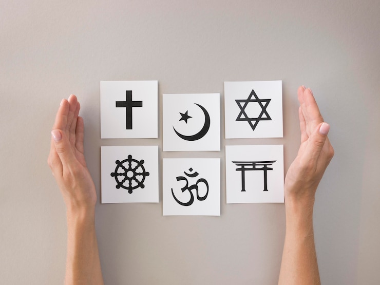 Photo gratuit mise à plat de l'assortiment de symboles religieux