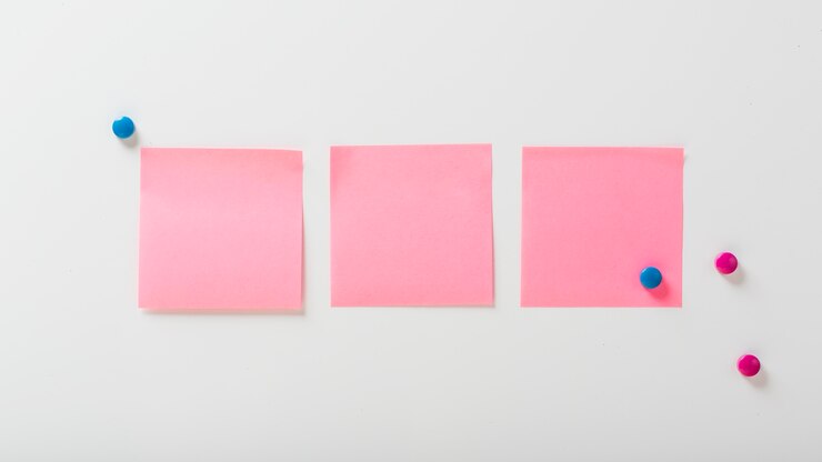 Photo gratuit mise à plat des autocollants sur le concept de bureau
