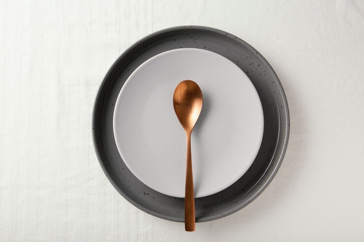 Photo gratuit mise à plat de la belle vaisselle sur la table