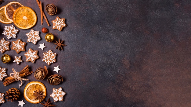 Mise à plat de biscuits en pain d'épice et d'agrumes séchés pour Noël