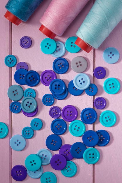 Mise à plat de bobines de fil bleu avec boutons