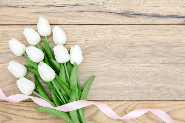 Mise à plat de bouquet de tulipes sur table en bois